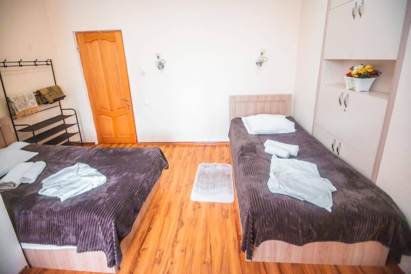 Hotel Caravan Palace Koetaisi Buitenkant foto