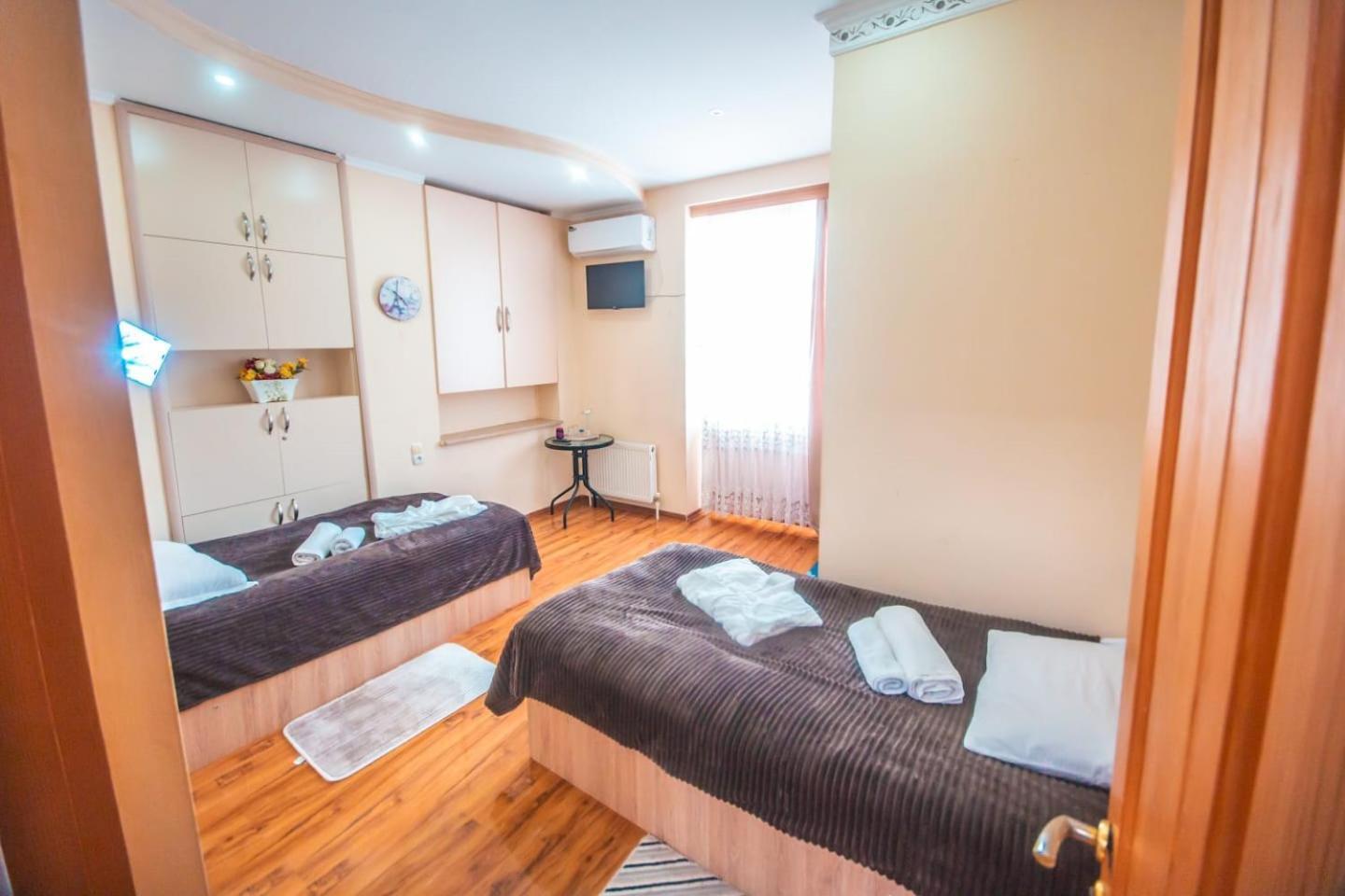 Hotel Caravan Palace Koetaisi Buitenkant foto