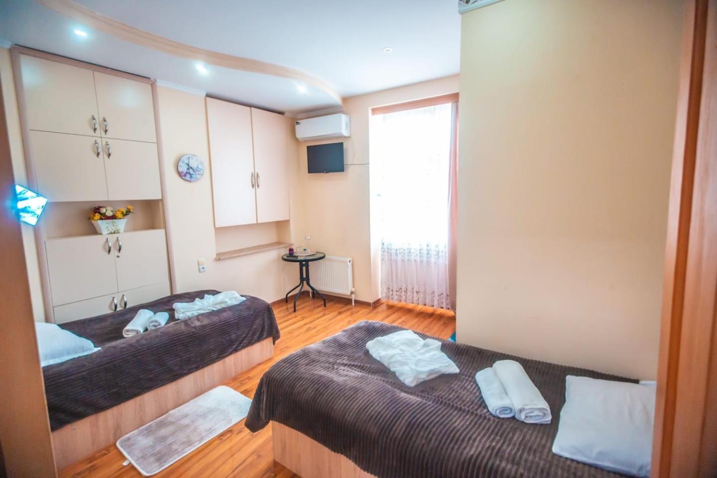 Hotel Caravan Palace Koetaisi Buitenkant foto