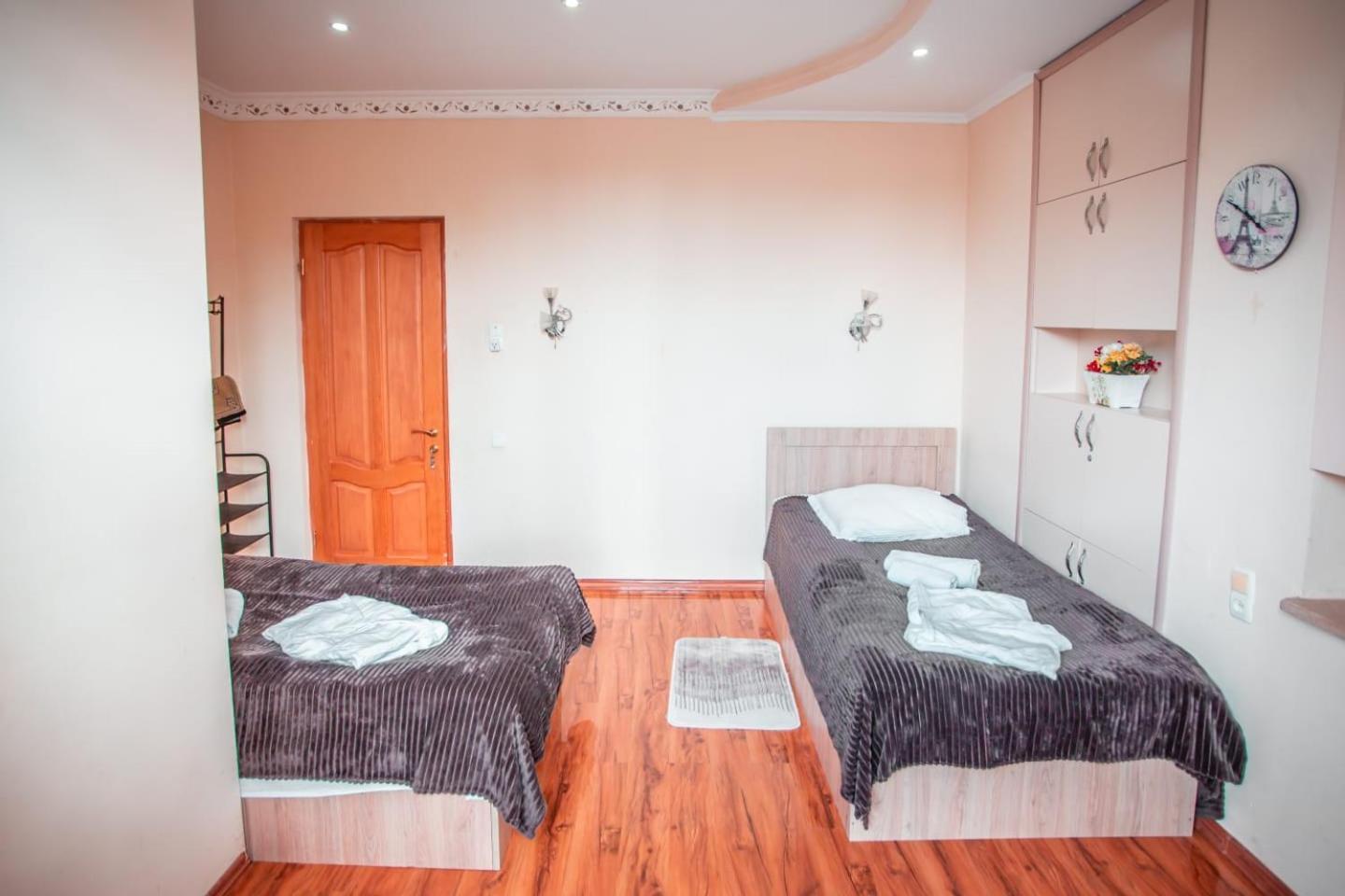 Hotel Caravan Palace Koetaisi Buitenkant foto