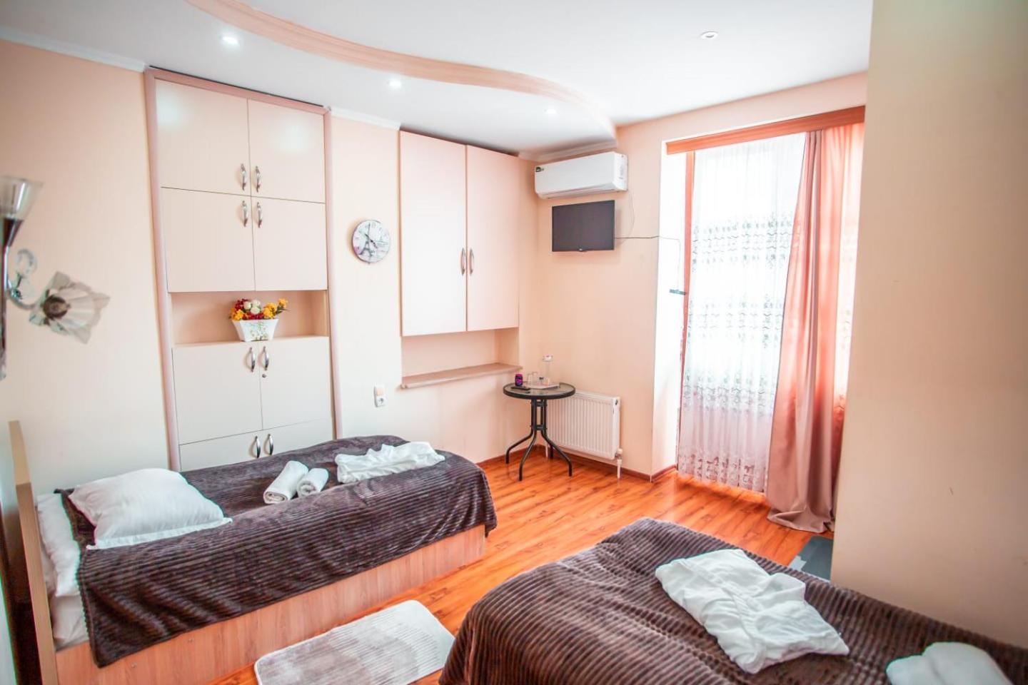 Hotel Caravan Palace Koetaisi Buitenkant foto